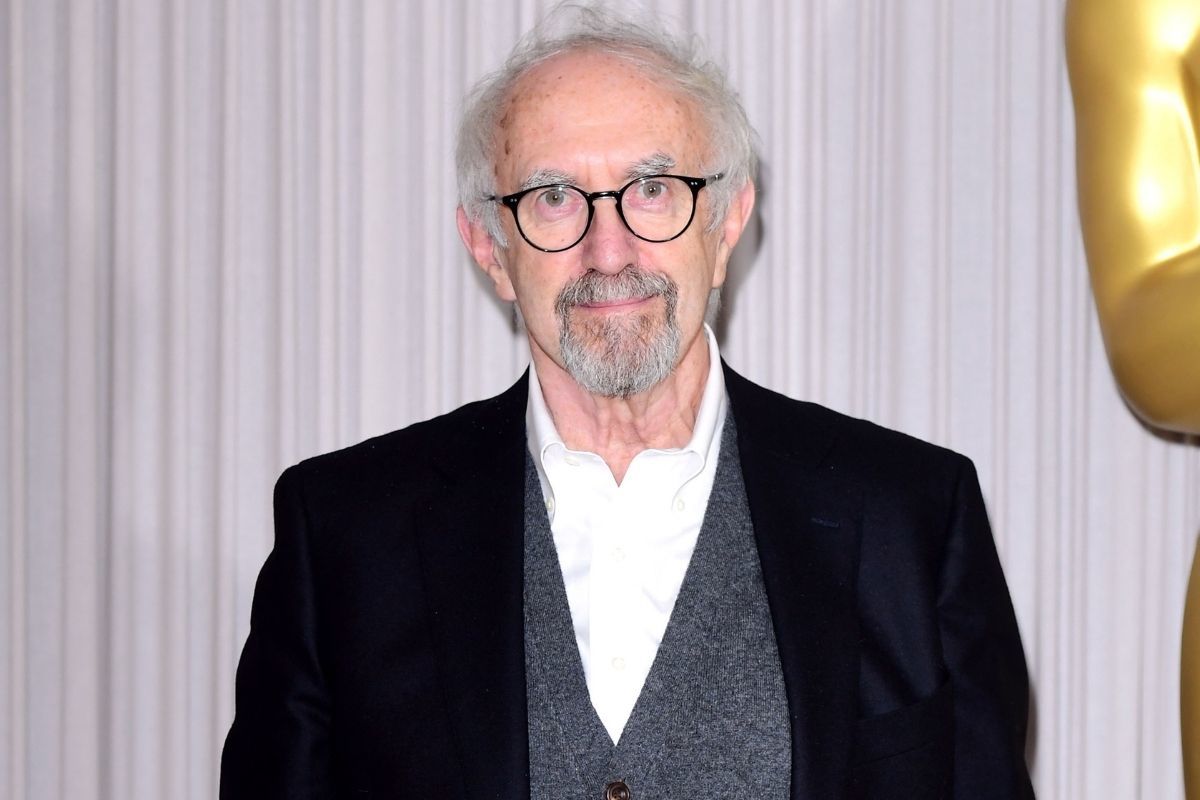 Knighthood For Holywell Born Hollywood Star Jonathan Pryce The Leader