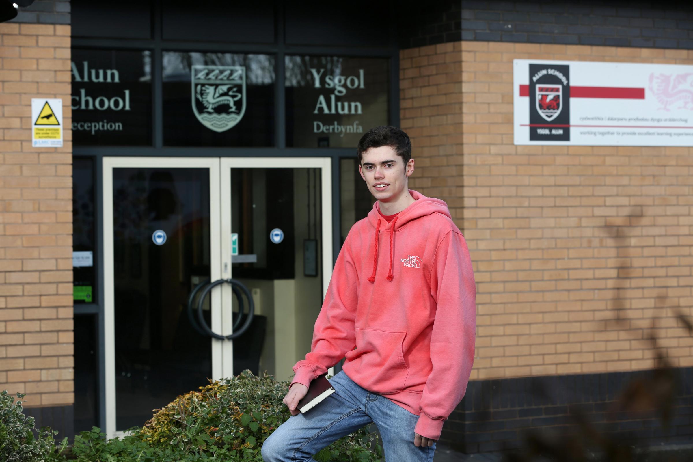 Synthite Science Prize winner, Oliver Cheatle, former pupil at The Alun School, Mold, who is now studying mathematics at Durham University 