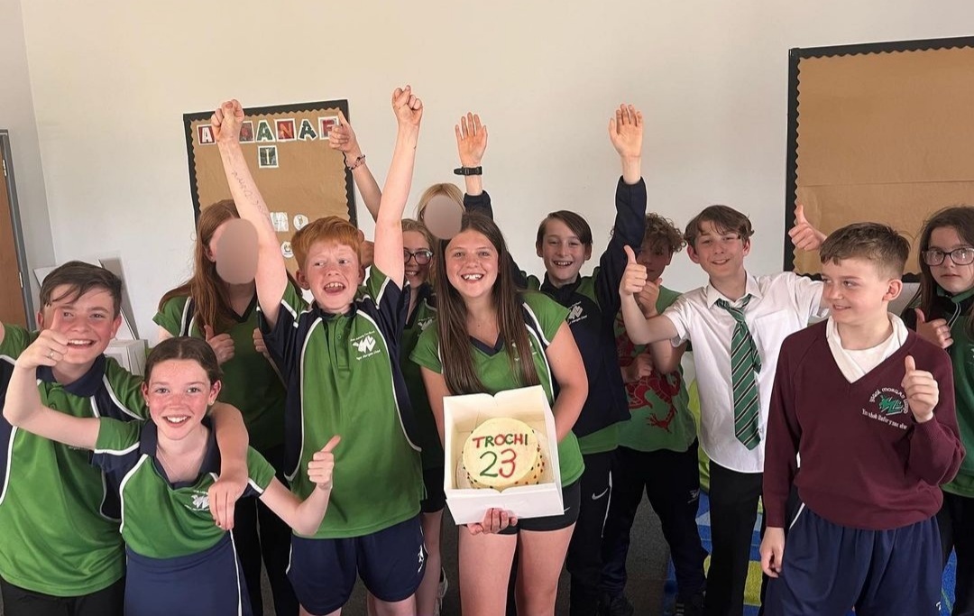  Ysgol Morgan Llwyd celebrate their 2022/23 Welsh Immersion cohort, with a cake made by student Ava Mae Lloyd.