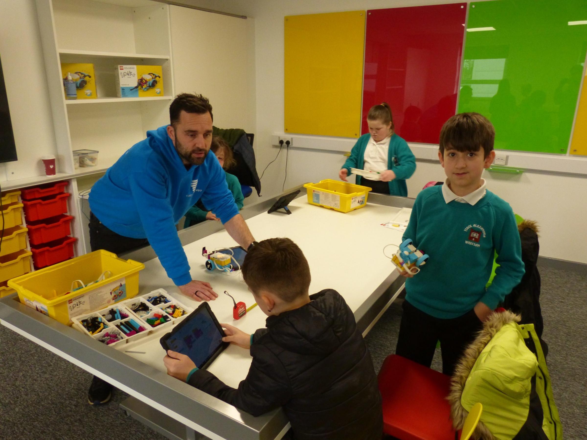 Alexandra Primary School pupils using the STEM lab at Ysgol Clywedog.