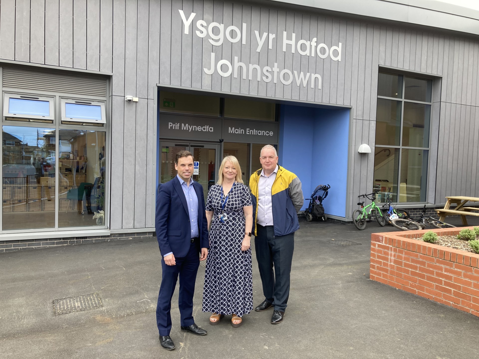 MS Ken Skates (left) with headteacher Alison Heale and chair of governors Cllr David A Bithell.