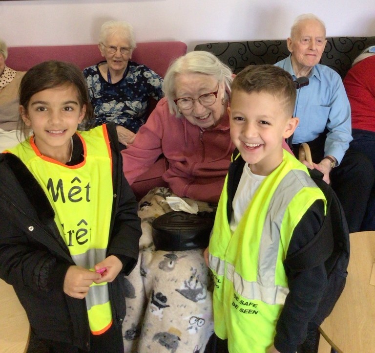 Ysgol Ty Ffynnon pupils visit residents of Llys Eleanor.