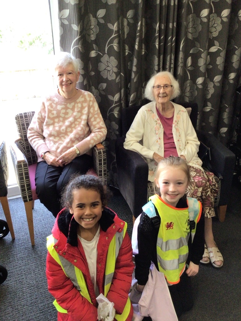 Ysgol Ty Ffynnon pupils visit residents of Llys Eleanor.