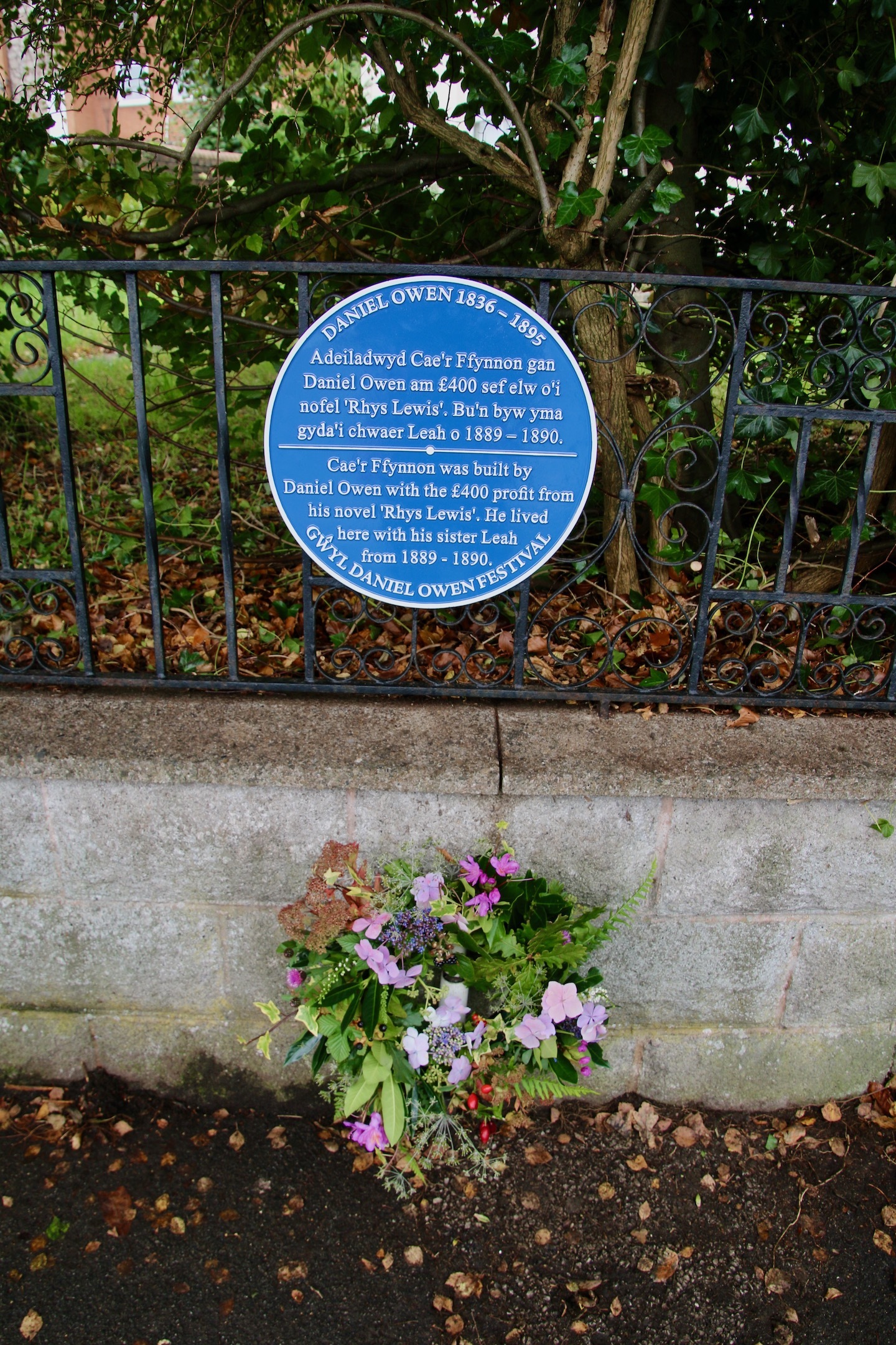 Blue plaque Caer Ffynnon, Denbigh Road, Mold.