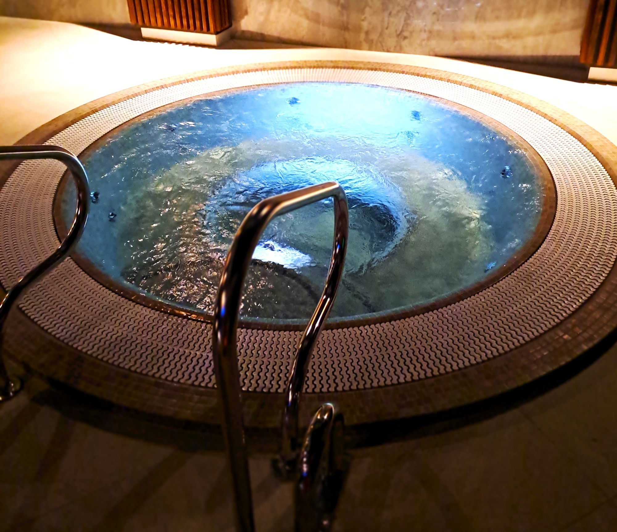 Take a drelaxing dip at Iâl Spa.